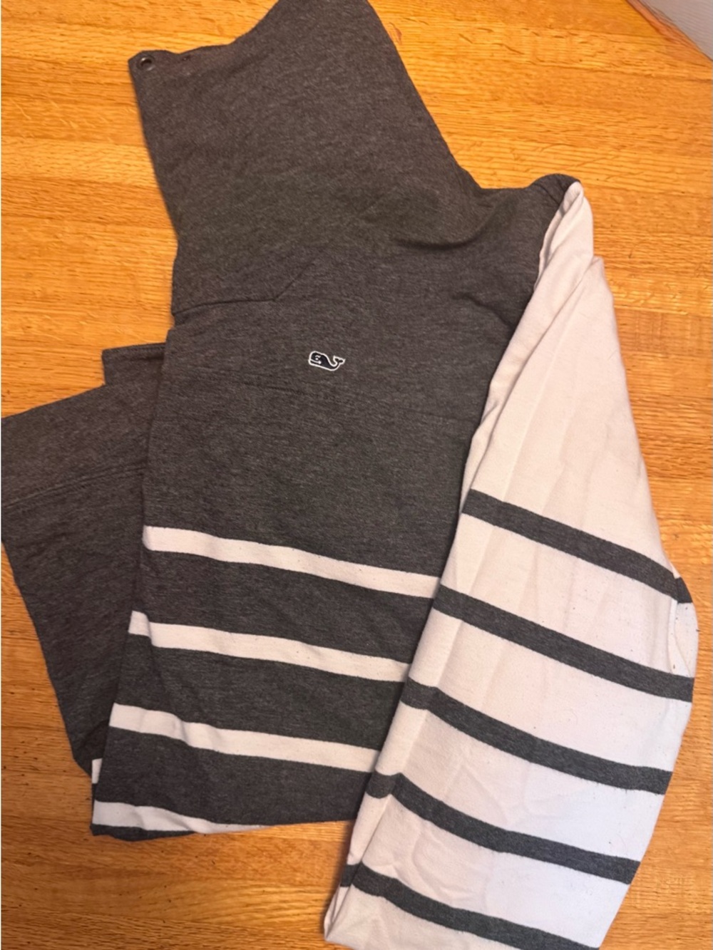 ⬇️⬇️⬇️ PRICE DROP‼️Vineyard Vines Gray Hooded Sweatshirt with Pink Whale Logo